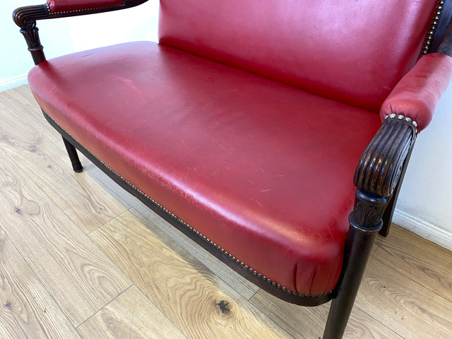 WMK # Sehr elegantes und gut erhaltenes antikes 2er Sofa mit späterem rotem Leder Bezug und handverziertem Holzrahmen # Couch 2-Sitzer Bank Sitzbank Küchenbank Ledersofa Ledercouch Jugendstil Vintage