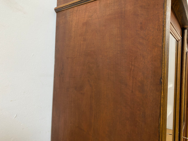 WMK I Sehr schönes antikes Vertiko aus vollem Holz mit Glastüren und Messingbeschlägen