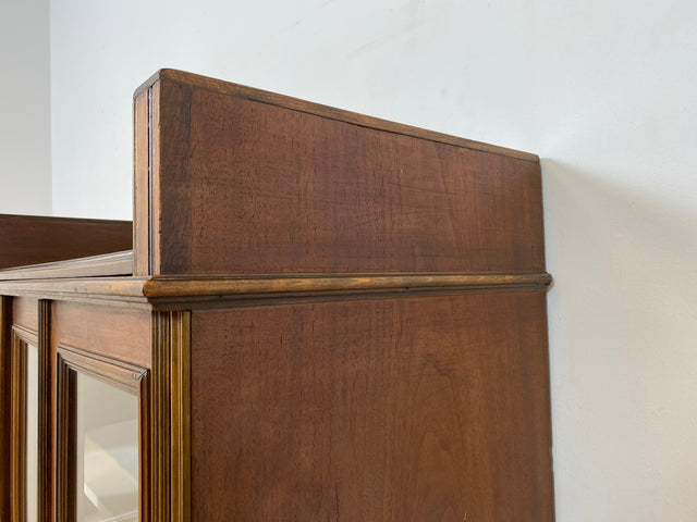 WMK I Sehr schönes antikes Vertiko aus vollem Holz mit Glastüren und Messingbeschlägen