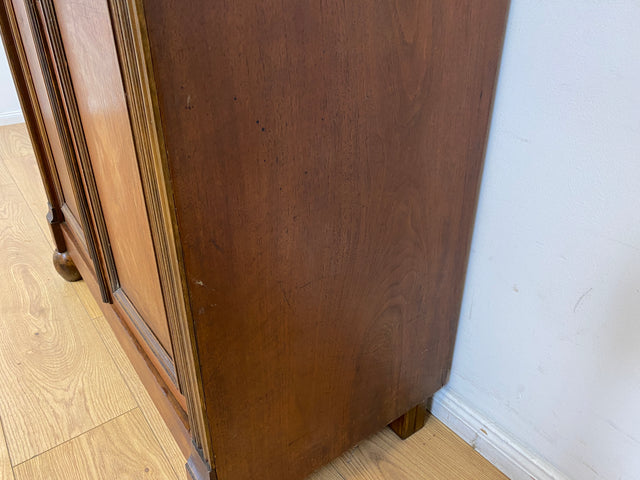 WMK I Sehr schönes antikes Vertiko aus vollem Holz mit Glastüren und Messingbeschlägen