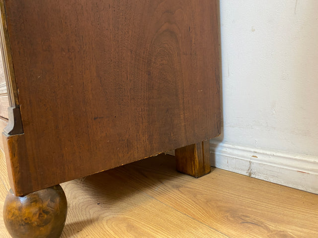 WMK I Sehr schönes antikes Vertiko aus vollem Holz mit Glastüren und Messingbeschlägen