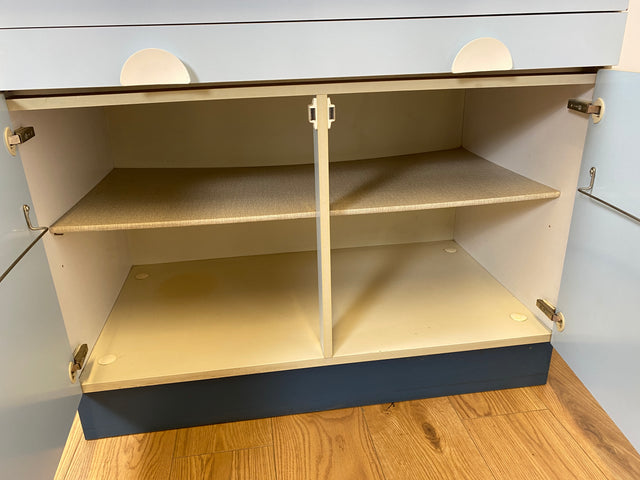 WMK # Kultige blaue Space Age Küchenzeile aus 1976 m. Hängeschrank, ausziehbarer Platte & Schütten # Küchenbüfett kleine Küche Küchenschrank Küchenhängeschrank Küchenanrichte Kredenz Retro Vintage DDR