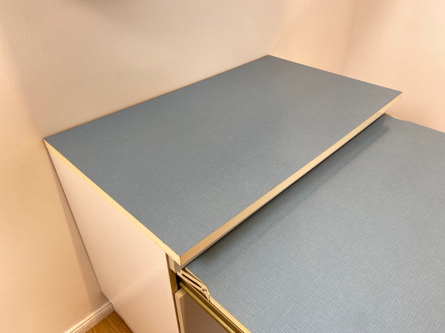 WMK # Kultige blaue Space Age Küchenzeile aus 1976 m. Hängeschrank, ausziehbarer Platte & Schütten # Küchenbüfett kleine Küche Küchenschrank Küchenhängeschrank Küchenanrichte Kredenz Retro Vintage DDR