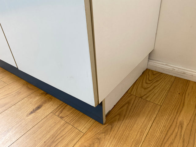WMK # Kultige blaue Space Age Küchenzeile aus 1976 m. Hängeschrank, ausziehbarer Platte & Schütten # Küchenbüfett kleine Küche Küchenschrank Küchenhängeschrank Küchenanrichte Kredenz Retro Vintage DDR