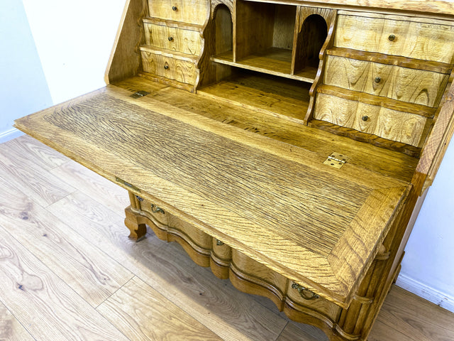 WMK l Wunderschöner und gut erhaltener dänischer 60er Jahre Sekretär im Barockstil aus massiver Eiche mit Messinggriffen l Sekretär Schreibschrank Schreibtisch Kommode Schubladenkommode Desk Vintage