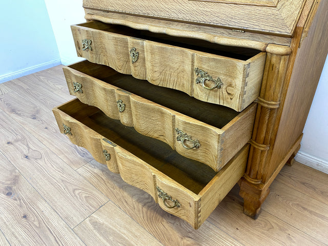 WMK l Wunderschöner und gut erhaltener dänischer 60er Jahre Sekretär im Barockstil aus massiver Eiche mit Messinggriffen l Sekretär Schreibschrank Schreibtisch Kommode Schubladenkommode Desk Vintage