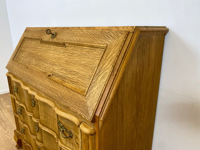 WMK l Wunderschöner und gut erhaltener dänischer 60er Jahre Sekretär im Barockstil aus massiver Eiche mit Messinggriffen l Sekretär Schreibschrank Schreibtisch Kommode Schubladenkommode Desk Vintage