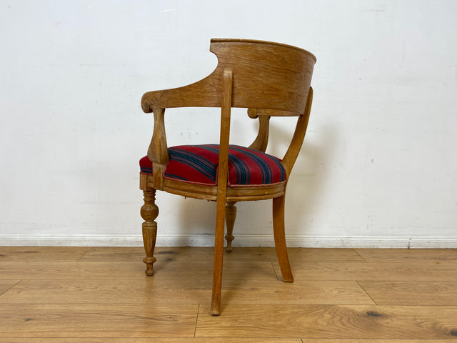 WMK I 1/2 Vornehmer dänischer antiker Salonstuhl aus Eiche mit Armlehnen und rot gestreiftem Sitzbezug, um 1900 I Stuhl Sessel Armchair Esszimmer Küchenstuhl Biedermeier Vintage Berlin Dresden Weimer