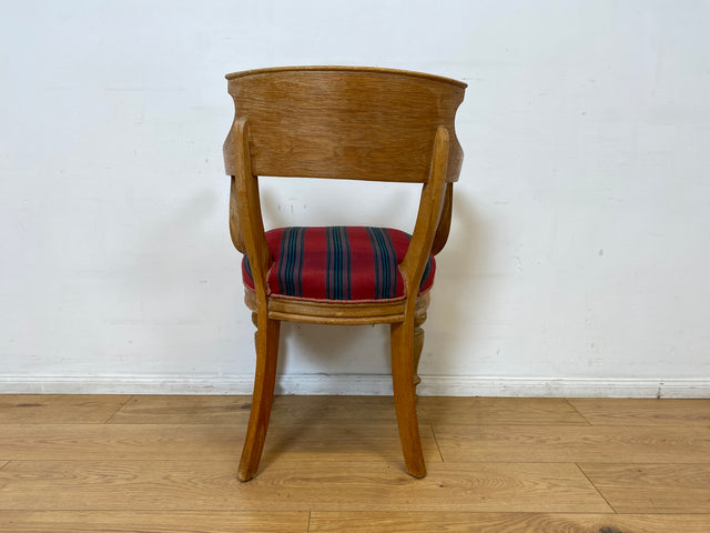 WMK I 1/2 Vornehmer dänischer antiker Salonstuhl aus Eiche mit Armlehnen und rot gestreiftem Sitzbezug, um 1900 I Stuhl Sessel Armchair Esszimmer Küchenstuhl Biedermeier Vintage Berlin Dresden Weimer
