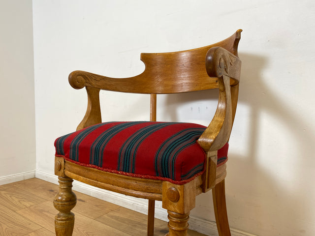 WMK I 1/2 Vornehmer dänischer antiker Salonstuhl aus Eiche mit Armlehnen und rot gestreiftem Sitzbezug, um 1900 I Stuhl Sessel Armchair Esszimmer Küchenstuhl Biedermeier Vintage Berlin Dresden Weimer
