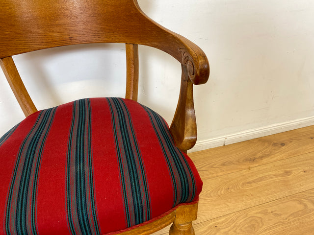 WMK I 1/2 Vornehmer dänischer antiker Salonstuhl aus Eiche mit Armlehnen und rot gestreiftem Sitzbezug, um 1900 I Stuhl Sessel Armchair Esszimmer Küchenstuhl Biedermeier Vintage Berlin Dresden Weimer