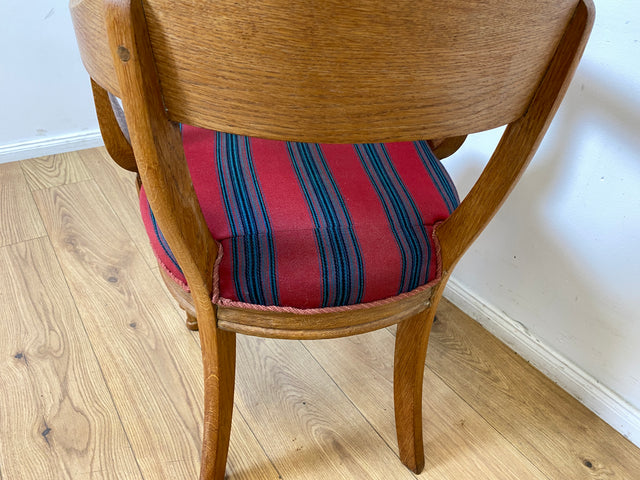 WMK I 1/2 Vornehmer dänischer antiker Salonstuhl aus Eiche mit Armlehnen und rot gestreiftem Sitzbezug, um 1900 I Stuhl Sessel Armchair Esszimmer Küchenstuhl Biedermeier Vintage Berlin Dresden Weimer