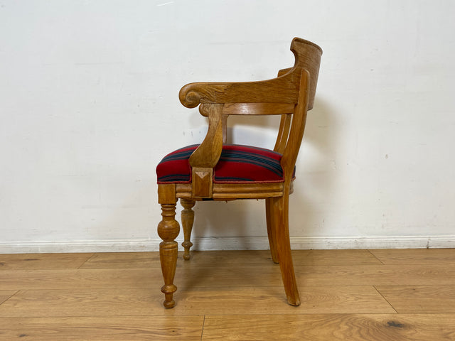 WMK I 1/2 Vornehmer dänischer antiker Salonstuhl aus Eiche mit Armlehnen und rot gestreiftem Sitzbezug, um 1900 I Stuhl Sessel Armchair Esszimmer Küchenstuhl Biedermeier Vintage Berlin Dresden Weimer