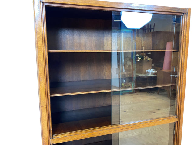 WMK I Hochwertige dunkle 50er Jahre Vitrine aus vollem Holz mit verstellbaren Regal Böden und Glas Schiebetüren I Schrank Highboard Bücher Geschirr Mid-Century Vintage Bauhaus Berlin Duisburg Leipzig