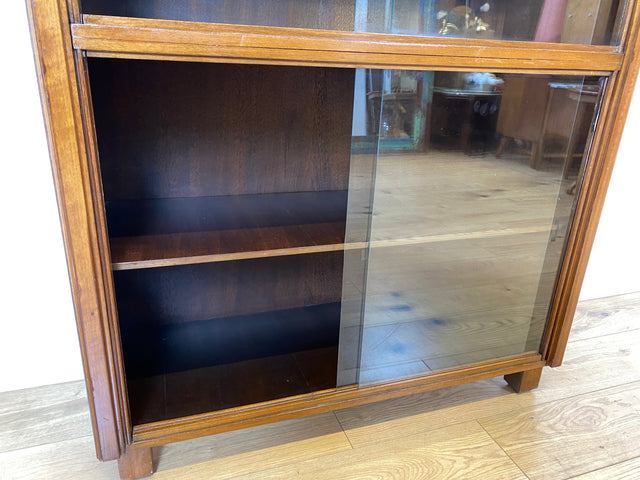 WMK I Hochwertige dunkle 50er Jahre Vitrine aus vollem Holz mit verstellbaren Regal Böden und Glas Schiebetüren I Schrank Highboard Bücher Geschirr Mid-Century Vintage Bauhaus Berlin Duisburg Leipzig