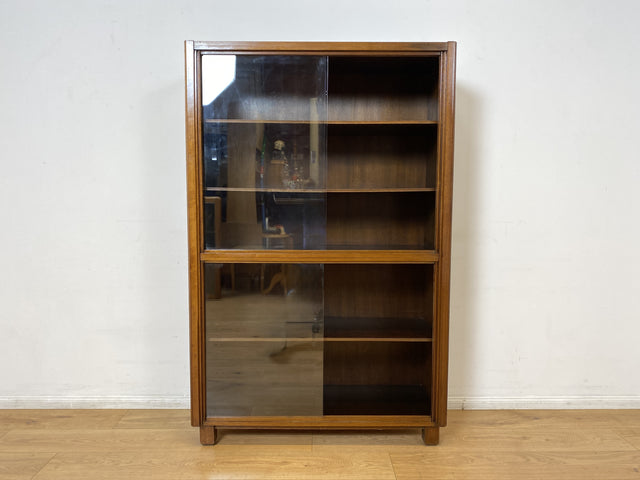 WMK I Hochwertige dunkle 50er Jahre Vitrine aus vollem Holz mit verstellbaren Regal Böden und Glas Schiebetüren I Schrank Highboard Bücher Geschirr Mid-Century Vintage Bauhaus Berlin Duisburg Leipzig