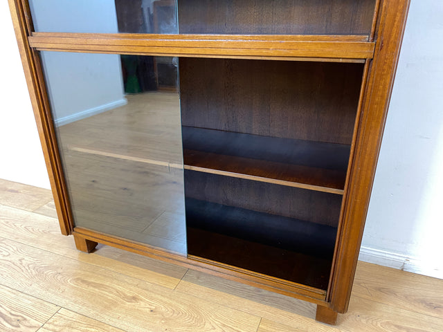 WMK I Hochwertige dunkle 50er Jahre Vitrine aus vollem Holz mit verstellbaren Regal Böden und Glas Schiebetüren I Schrank Highboard Bücher Geschirr Mid-Century Vintage Bauhaus Berlin Duisburg Leipzig