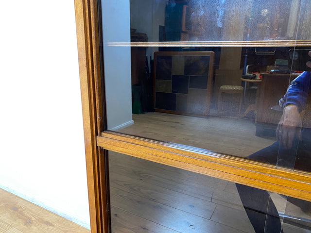 WMK I Hochwertige dunkle 50er Jahre Vitrine aus vollem Holz mit verstellbaren Regal Böden und Glas Schiebetüren I Schrank Highboard Bücher Geschirr Mid-Century Vintage Bauhaus Berlin Duisburg Leipzig