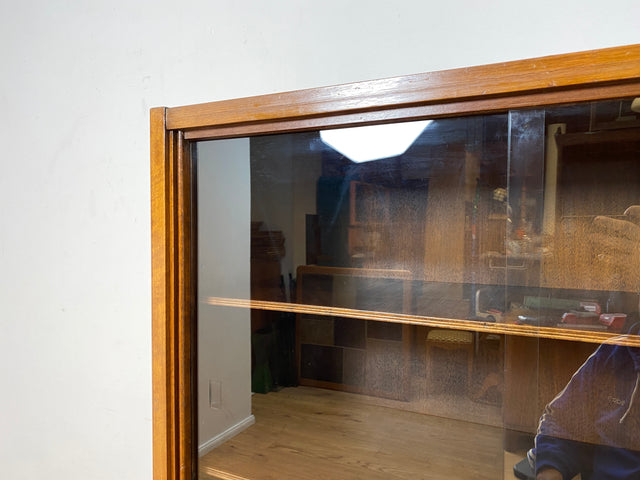 WMK I Hochwertige dunkle 50er Jahre Vitrine aus vollem Holz mit verstellbaren Regal Böden und Glas Schiebetüren I Schrank Highboard Bücher Geschirr Mid-Century Vintage Bauhaus Berlin Duisburg Leipzig