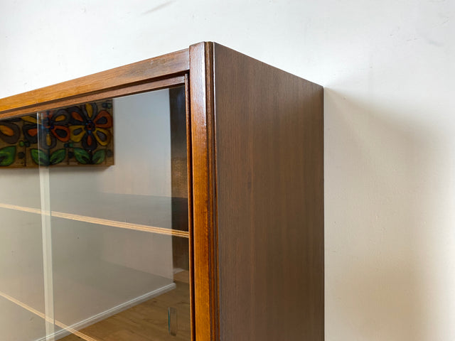 WMK I Hochwertige dunkle 50er Jahre Vitrine aus vollem Holz mit verstellbaren Regal Böden und Glas Schiebetüren I Schrank Highboard Bücher Geschirr Mid-Century Vintage Bauhaus Berlin Duisburg Leipzig