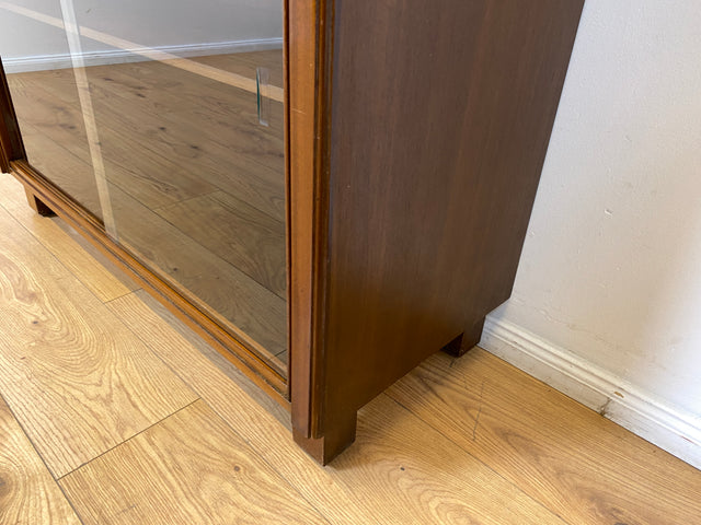 WMK I Hochwertige dunkle 50er Jahre Vitrine aus vollem Holz mit verstellbaren Regal Böden und Glas Schiebetüren I Schrank Highboard Bücher Geschirr Mid-Century Vintage Bauhaus Berlin Duisburg Leipzig