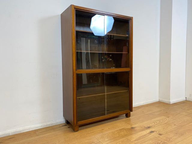 WMK I Hochwertige dunkle 50er Jahre Vitrine aus vollem Holz mit verstellbaren Regal Böden und Glas Schiebetüren I Schrank Highboard Bücher Geschirr Mid-Century Vintage Bauhaus Berlin Duisburg Leipzig