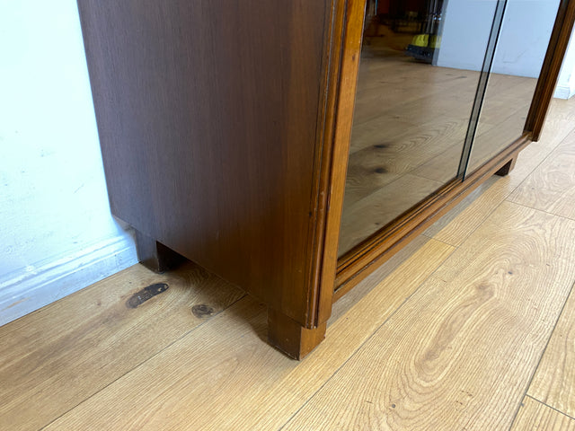 WMK I Hochwertige dunkle 50er Jahre Vitrine aus vollem Holz mit verstellbaren Regal Böden und Glas Schiebetüren I Schrank Highboard Bücher Geschirr Mid-Century Vintage Bauhaus Berlin Duisburg Leipzig