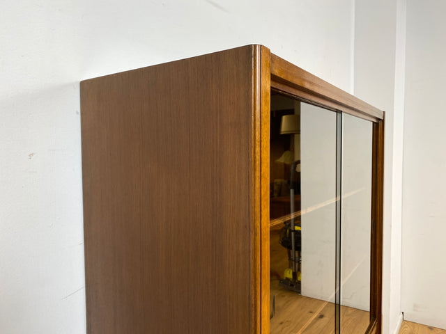 WMK I Hochwertige dunkle 50er Jahre Vitrine aus vollem Holz mit verstellbaren Regal Böden und Glas Schiebetüren I Schrank Highboard Bücher Geschirr Mid-Century Vintage Bauhaus Berlin Duisburg Leipzig