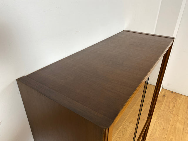 WMK I Hochwertige dunkle 50er Jahre Vitrine aus vollem Holz mit verstellbaren Regal Böden und Glas Schiebetüren I Schrank Highboard Bücher Geschirr Mid-Century Vintage Bauhaus Berlin Duisburg Leipzig