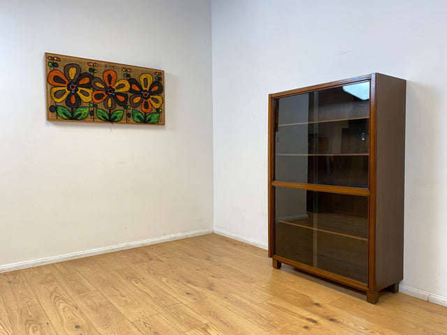 WMK I Hochwertige dunkle 50er Jahre Vitrine aus vollem Holz mit verstellbaren Regal Böden und Glas Schiebetüren I Schrank Highboard Bücher Geschirr Mid-Century Vintage Bauhaus Berlin Duisburg Leipzig