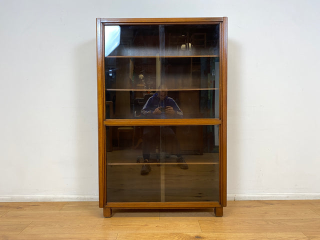 WMK I Hochwertige dunkle 50er Jahre Vitrine aus vollem Holz mit verstellbaren Regal Böden und Glas Schiebetüren I Schrank Highboard Bücher Geschirr Mid-Century Vintage Bauhaus Berlin Duisburg Leipzig
