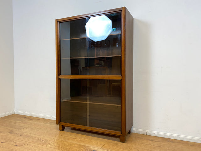 WMK I Hochwertige dunkle 50er Jahre Vitrine aus vollem Holz mit verstellbaren Regal Böden und Glas Schiebetüren I Schrank Highboard Bücher Geschirr Mid-Century Vintage Bauhaus Berlin Duisburg Leipzig