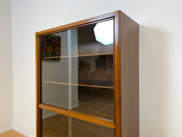 WMK I Hochwertige dunkle 50er Jahre Vitrine aus vollem Holz mit verstellbaren Regal Böden und Glas Schiebetüren I Schrank Highboard Bücher Geschirr Mid-Century Vintage Bauhaus Berlin Duisburg Leipzig