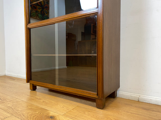 WMK I Hochwertige dunkle 50er Jahre Vitrine aus vollem Holz mit verstellbaren Regal Böden und Glas Schiebetüren I Schrank Highboard Bücher Geschirr Mid-Century Vintage Bauhaus Berlin Duisburg Leipzig