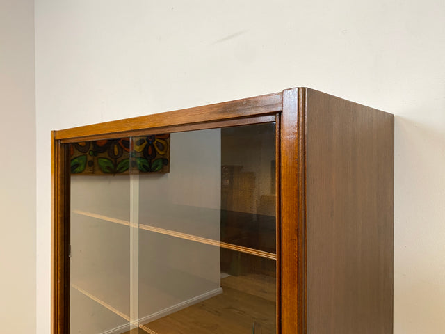WMK I Hochwertige dunkle 50er Jahre Vitrine aus vollem Holz mit verstellbaren Regal Böden und Glas Schiebetüren I Schrank Highboard Bücher Geschirr Mid-Century Vintage Bauhaus Berlin Duisburg Leipzig