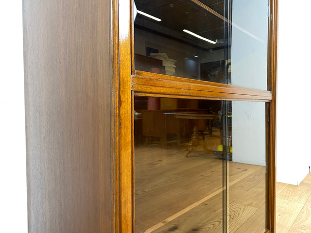 WMK I Hochwertige dunkle 50er Jahre Vitrine aus vollem Holz mit verstellbaren Regal Böden und Glas Schiebetüren I Schrank Highboard Bücher Geschirr Mid-Century Vintage Bauhaus Berlin Duisburg Leipzig