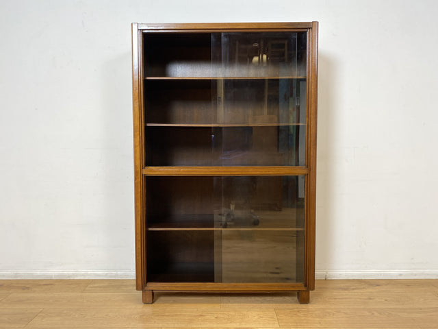 WMK I Hochwertige dunkle 50er Jahre Vitrine aus vollem Holz mit verstellbaren Regal Böden und Glas Schiebetüren I Schrank Highboard Bücher Geschirr Mid-Century Vintage Bauhaus Berlin Duisburg Leipzig