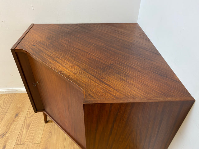 WMK I Schöne und geräumige dunkle Mid-Century Eckkommode aus vollem Holz, 1961