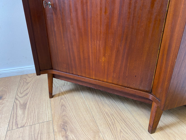 WMK I Schöne und geräumige dunkle Mid-Century Eckkommode aus vollem Holz, 1961