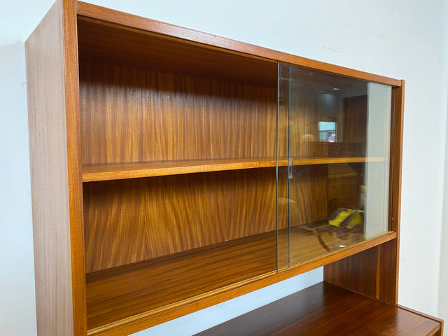 WMK I Minimalistische dunkle Mid-Century Vitrine aus 1962 I Vollholz in Afrormosia I Highboard Büchervitrine Bücherschrank Bücherregal Regal Geschirrschrank Vintage 60er 70er I Berlin Köln Hessen