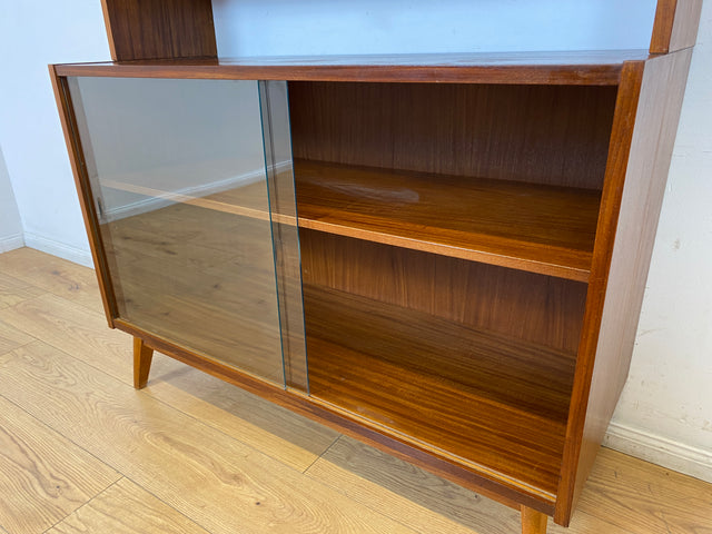 WMK I Minimalistische dunkle Mid-Century Vitrine aus 1962 I Vollholz in Afrormosia I Highboard Büchervitrine Bücherschrank Bücherregal Regal Geschirrschrank Vintage 60er 70er I Berlin Köln Hessen