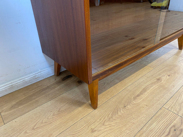 WMK I Minimalistische dunkle Mid-Century Vitrine aus 1962 I Vollholz in Afrormosia I Highboard Büchervitrine Bücherschrank Bücherregal Regal Geschirrschrank Vintage 60er 70er I Berlin Köln Hessen