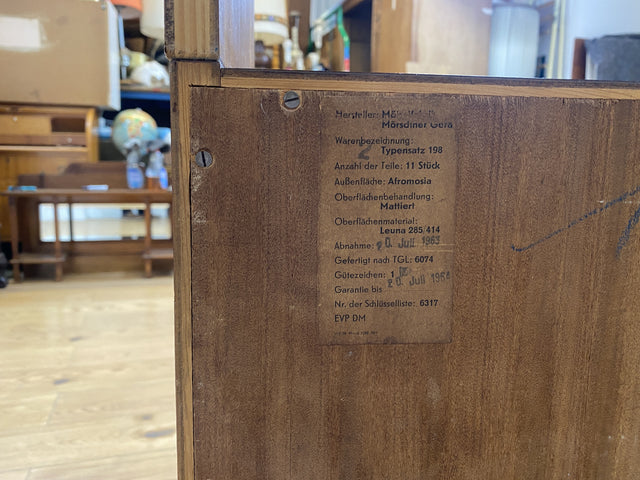 WMK I Minimalistische dunkle Mid-Century Vitrine aus 1962 I Vollholz in Afrormosia I Highboard Büchervitrine Bücherschrank Bücherregal Regal Geschirrschrank Vintage 60er 70er I Berlin Köln Hessen