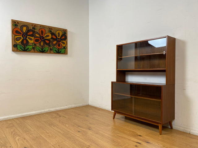 WMK I Minimalistische dunkle Mid-Century Vitrine aus 1962 I Vollholz in Afrormosia I Highboard Büchervitrine Bücherschrank Bücherregal Regal Geschirrschrank Vintage 60er 70er I Berlin Köln Hessen