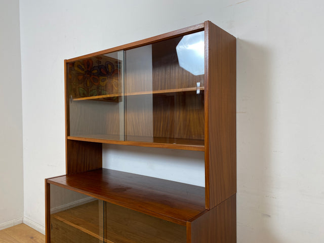 WMK I Minimalistische dunkle Mid-Century Vitrine aus 1962 I Vollholz in Afrormosia I Highboard Büchervitrine Bücherschrank Bücherregal Regal Geschirrschrank Vintage 60er 70er I Berlin Köln Hessen