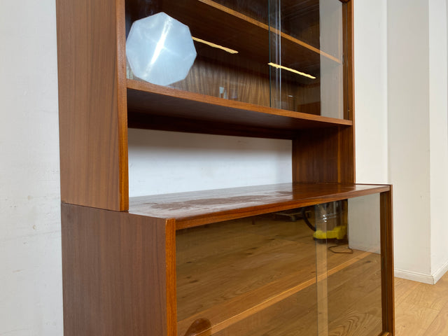 WMK I Minimalistische dunkle Mid-Century Vitrine aus 1962 I Vollholz in Afrormosia I Highboard Büchervitrine Bücherschrank Bücherregal Regal Geschirrschrank Vintage 60er 70er I Berlin Köln Hessen