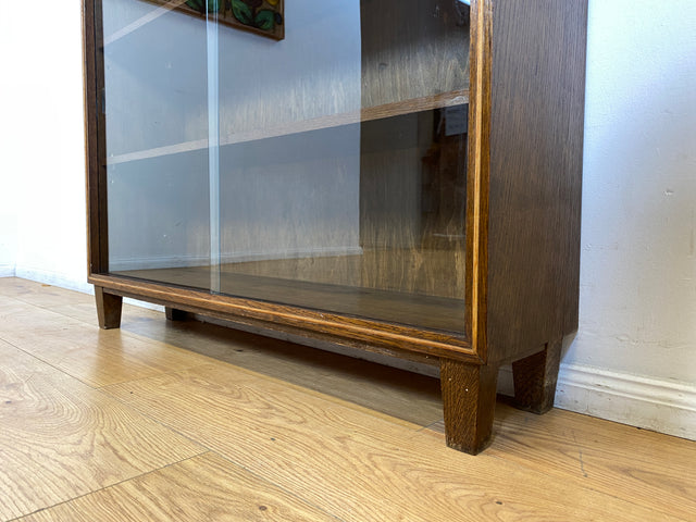 WMK I Stilschlichte dunkle Mid-Century Vitrine aus vollem Holz mit verstellbaren Regalböden I Büchervitrine Bücherregal Regal Holzregal Sideboard Bücherschrank Vintage 50er 60er Berlin Essen Leipzig