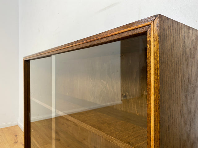 WMK I Stilschlichte dunkle Mid-Century Vitrine aus vollem Holz mit verstellbaren Regalböden I Büchervitrine Bücherregal Regal Holzregal Sideboard Bücherschrank Vintage 50er 60er Berlin Essen Leipzig