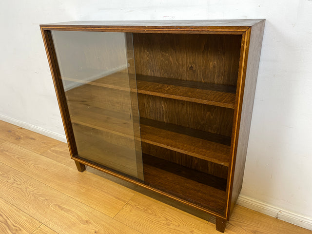 WMK I Stilschlichte dunkle Mid-Century Vitrine aus vollem Holz mit verstellbaren Regalböden I Büchervitrine Bücherregal Regal Holzregal Sideboard Bücherschrank Vintage 50er 60er Berlin Essen Leipzig