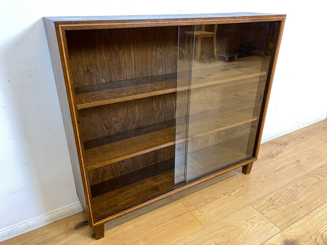 WMK I Stilschlichte dunkle Mid-Century Vitrine aus vollem Holz mit verstellbaren Regalböden I Büchervitrine Bücherregal Regal Holzregal Sideboard Bücherschrank Vintage 50er 60er Berlin Essen Leipzig